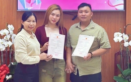 Xã Bình Lợi trao giấy chứng nhận kết hôn cho cặp đôi Việt - Mỹ nhân Ngày Quốc tế hạnh phúc