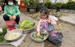 Bé gái 6 tuổi bán rau giữa chợ và phép màu từ lòng người