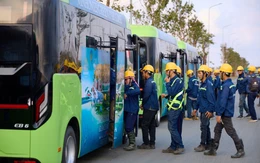 Công nhân VinCons đi làm bằng xe buýt điện tại công trường Cần Giờ