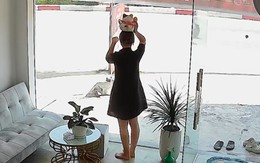 Nhân viên năng nổ ôm mèo thần tài ra trước cửa, đứng vẫy khách khi tiệm vắng