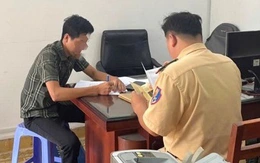 Tài xế ô tô mở cửa bất cẩn gây tai nạn, bị phạt 5 triệu sau clip lan truyền mạng