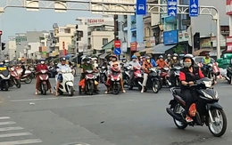 Chờ đèn đỏ 30 giây mà cứ nhích lên, bóp kèn inh ỏi, sao khó kiên nhẫn vậy?