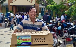 Người dân vùng lũ Phú Yên vui khi nhận gà giống, được hướng dẫn cách chăm sóc