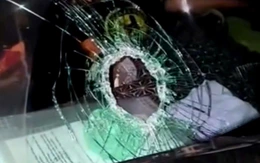 Hàng loạt xe tải bị đá bay vào làm vỡ kính chắn gió trên cao tốc trong đêm