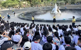 Học sinh rơi nước mắt tại tượng đài Giọt nước trong tiết học liên môn