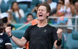 Với 12 cú giao bóng ăn điểm trực tiếp, tay vợt người Mỹ gây sốc khi hạ số 1 thế giới