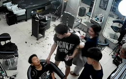 Chủ tiệm cắt tóc hú hồn hú vía khi khách ngồi ngủ say như chết