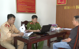 Phạt người đỗ ô tô chiếm đường, nhờ đánh xe đi nhưng ngồi bấm điện thoại