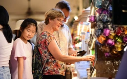 Kinh tế đêm TP.HCM phải thoát bóng 'ăn nhậu vỉa hè'