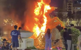 Linh vật ngựa bên bờ sông Hương bị cháy