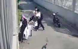 Ấm lòng cảnh hai nam sinh dựng xào phơi đồ bị đổ giúp nhà dân