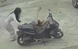 Cô gái ngã sấp mặt vì bận 'lo lắng' cho người bên cạnh