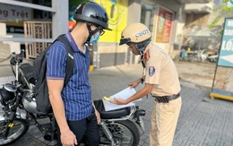 15 phút, Cảnh sát giao thông Hàng Xanh ghi nhận hơn 100 xe máy chạy trên vỉa hè đường Quang Trung