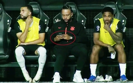 Rời sân vì đau, Depay gây bão với chiếc điện thoại