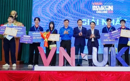 Sinh viên làm khẩu trang đi mưa chống mờ kính