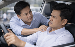 Khách dọa đánh, đập xe, tài xế có thể mời xuống xe, yêu cầu xử phạt và đòi bồi thường?