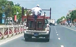 Tài xế lái xe biển xanh chở bàn ghế cồng kềnh và người ngồi phía sau thùng xe ở Huế bị xử phạt