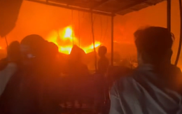 Cháy lớn khu dân cư ven sông ở Cà Mau, hàng chục căn nhà bị thiêu rụi trong đêm