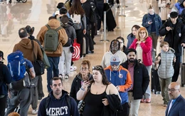 Tại nhiều sân bay Mỹ khách xếp hàng đến 6 tiếng, lực lượng ICE xuất hiện khắp nơi