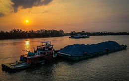 Ngày đêm trên sông, theo sà lan chở đá về vành đai 3 TP.HCM trong 'cơn sốt'