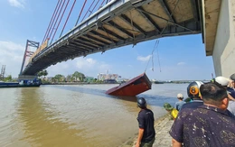 Sà lan làm rơi container, đứt dây điện gần cầu Chợ Gạo: Tài công bị phạt 6 triệu đồng