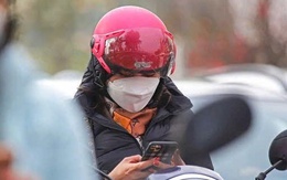 Thì ra dừng đèn đỏ người ta làm 1.001 chuyện, ngắm mây trời, ngắm giày, ngắm nhà, vặn vẹo cơ thể...