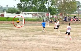 Thủ môn bỏ khung thành trống nhưng đối thủ vẫn không ghi được bàn