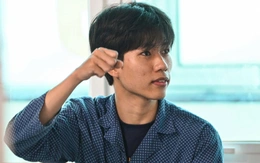 Giám đốc ĐH Bách khoa Hà Nội khen thưởng nam SV đập mái tôn cứu người trong đám cháy