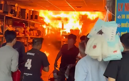 Cửa hàng in ấn ở Tân Thới Hiệp bốc cháy giữa trưa, công an đang điều tra nguyên nhân