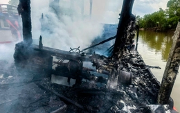 Nghi chập điện năng lượng mặt trời, tàu cá Cà Mau cháy trơ khung