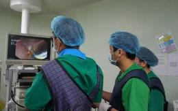 Xương cá xuyên qua đường mật, gây đau bụng vàng da kéo dài