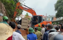 Xe đầu kéo lấn làn mất lái, lật đè bẹp ô tô con và xe máy, hai người tử vong