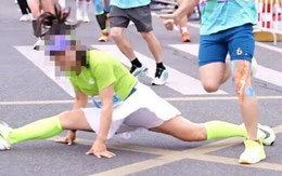 Nữ runner bị cấm thi đấu vì xoạc chân giữa đường chạy để selfie