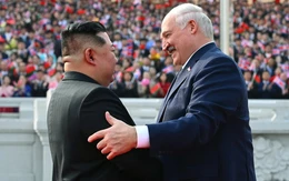 Tổng thống Belarus tặng súng trường cho ông Kim Jong Un