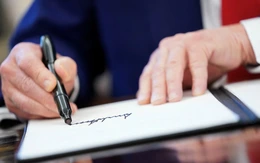 Chữ ký ông Trump sắp xuất hiện trên tiền giấy Mỹ, phá vỡ truyền thống 165 năm