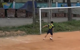 Đối diện khung thành trống, chàng trai vẫn không ghi được bàn