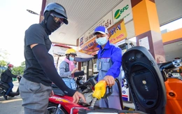 Chính phủ quyết định giảm một loạt thuế với xăng dầu, giá xăng giảm kỷ lục giữa đêm