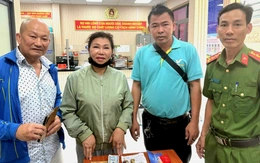 Công an hỗ trợ, hành khách nhận lại được túi xách có tài sản hơn 3 tỉ đồng để quên trên taxi