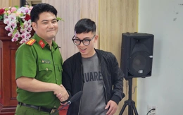 Trưởng công an cùng chủ tịch phường đối thoại chân tình với các bạn trẻ ‘chưa tốt’