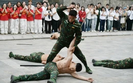 Sinh viên thích thú xem đặc công biểu diễn, ăn cơm bộ đội và nghe chuyện gìn giữ hòa bình