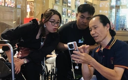 Lớp học đặc biệt giúp nạn nhân da cam lưu giữ khoảnh khắc bằng điện thoại