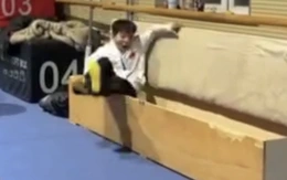 Nam sinh lộn santo nằm lọt thỏm vào ghế