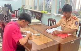 Em trai mượn xe máy đã được 'độ chế' của anh, cả hai bị phạt tiền