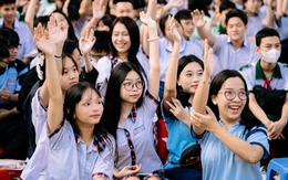 Học sinh TP.HCM 'trẩy hội' Tự tin vào lớp 10: Vừa hỏi tuyển sinh, vừa khám phá bản thân