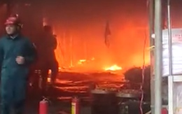 Nhiều ki ốt chợ Bình Giang bị thiêu rụi, người dân cùng cảnh sát di dời đồ đạc ngăn cháy lan