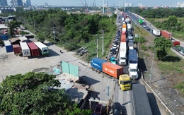 Hàng ngàn xe từ các bãi container làm tắc nghẽn đường Võ Chí Công, ám ảnh người dân khu đông TP.HCM