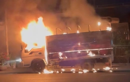Vừa giao sầu riêng xong đang trên đường về nhà, chiếc xe tải bốc cháy dữ dội
