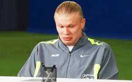 Biểu cảm hài hước của Haaland khi chạm mặt CĐV Man Utd