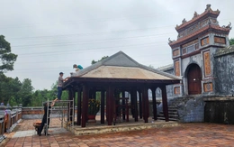 Bắt đầu tháo dỡ ngôi nhà gỗ trước lăng mộ Hoàng thái hậu Từ Dụ