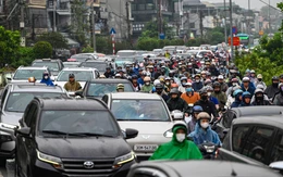 Cấm xe qua Long Biên, người Hà Nội chật vật tìm cách sang sông Hồng